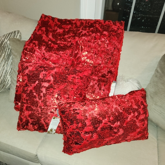 NWT Aviva Stanoff Throw Blanket & 2 Pillows Set Bright Red Sequin Luxury